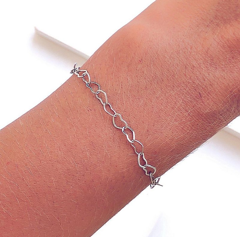 Pulseira Fina Corações Prateada