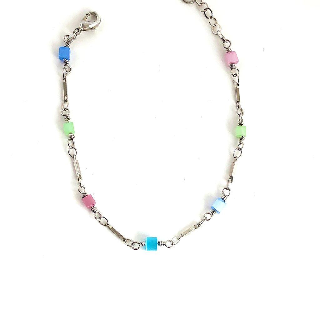 Pulseira Fina Cubos Coloridos Prateada.