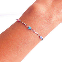 Pulseira Fina Cubos Coloridos Prateada.