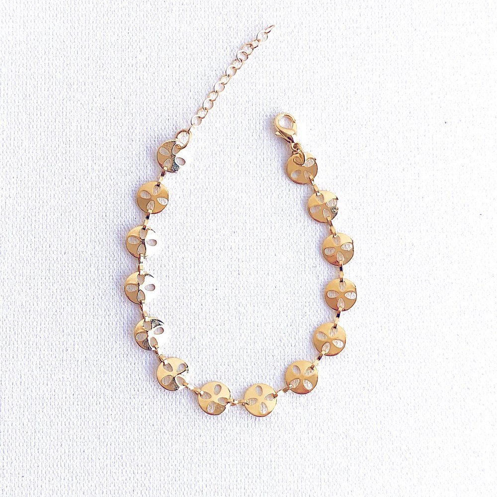 Pulseira Fina Chapa Flor Dourada.